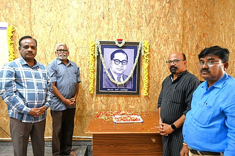 ಕನ್ನಡ ವಿವಿಯ ಪಂಪ ಸಭಾಂಗಣದಲ್ಲಿ ಶನಿವಾರ ಬಾಬಾ ಸಾಹೇಬ್ ಡಾ.ಬಿ.ಆರ್. ಅಂಬೇಡ್ಕರ್ ಮಹಾ ಪರಿದಿಬ್ಬಣ ದಿನ ಆಚರಿಸಲಾಯಿತು. ಕುಲಪತಿ ಡಾ.ಡಿ.ವಿ.ಪರಮಶಿವಮೂರ್ತಿ, ಚಿಂತಕ ಶಿವಸುಂದರ್, ಸಿಂಡಿಕೇಟ್ ಸದಸ್ಯ ಸೋಮಶೇಖರ್ ಬಣ್ಣದಮನೆ, ವಿಎಸ್‌ಕೆವಿವಿಯ ಸಿಂಡಿಕೇಟ್ ಸದಸ್ಯ ಪೀರ್ ಭಾಷಾ, ಕುಲಸಚಿವ ಡಾ.ವಿರೂಪಾಕ್ಷಿ ಪೂಜಾರಹಳ್ಳಿ, ದಲಿತ ಸಂಸ್ಕೃತಿ ಅಧ್ಯಯನ ಪೀಠದ ಸಂಚಾಲಕ ಡಾ.ಚಿನ್ನಸ್ವಾಮಿ ಸೋಸಲೆ ಇತರರಿದ್ದರು.