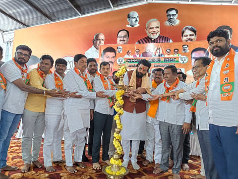 ಹೊಸಪೇಟೆ ಬಿಜೆಪಿ ಕಚೇರಿಯಲ್ಲಿ ಶನಿವಾರ ಬಿಎಲ್‌ಎ -2 ಕಾರ್ಯಗಾರವನ್ನು ಮಾಜಿ ಸಚಿವ ಬಿ.ಶ್ರೀರಾಮಲು ಉದ್ಘಾಟಿಸಿದರು. ಮಾಜಿ ಜಿಲ್ಲಾ ಅಧ್ಯಕ್ಷ ಚನ್ನಬಸವನಗೌಡ ಪಾಟೀಲ್, ನಗರಸಭೆ ಅಧ್ಯಕ್ಷ ರೂಪೇಶ್ ಕುಮಾರ್ ಇತರರಿದ್ದರು.
