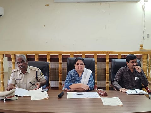 ಹೊಸಪೇಟೆಯಲ್ಲಿ ಜಿಲ್ಲಾಧಿಕಾರಿ ಕವಿತಾ ಎಸ್.ಮನ್ನಿಕೇರಿ ಬಸವ ಜಯಂತಿ ಪೂರ್ವಭಾವಿ ಸಭೆ ನಡೆಸಿದರು. ಎಎಸ್ಪಿ ಮಂಜುನಾಥ್, ಅಪರ ಜಿಲ್ಲಾಧಿಕಾರಿ ಇ.ಬಾಲಕೃಷ್ಣಪ್ಪ ಇದ್ದರು.