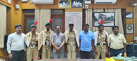 ಹೊಸಪೇಟೆ ವಿಜಯನಗರ ಕಾಲೇಜಿನ ಎನ್‌ಸಿಸಿ ವಿಭಾಗದ ನಾಲ್ಕು ವಿದ್ಯಾರ್ಥಿಗಳು ಭಾರತೀಯ ಸೇನೆಗೆ ನೇಮಕಾತಿಯಾದ ಹಿನ್ನೆಲೆಯಲ್ಲಿ ಶನಿವಾರ ಗೌರವಿಸಲಾಯಿತು. ಕಾಲೇಜಿನ ಅಧ್ಯಕ್ಷ ಎನ್.ಮಲ್ಲಿಕಾರ್ಜುನ ಮೆಟ್ರಿ, ಪ್ರಾಂಶುಪಾಲ ಮಹಾಂತೇಶ ಆರಾಧ್ಯಠ್, ಪದವಿ ಪೂರ್ವ ಕಾಲೇಜಿನ ಪ್ರಾಚಾರ್ಯ ಟಿ.ಎಂ.ಪ್ರಭುಸ್ವಾಮಿ, ಎನ್‌ಸಿಸಿ ಅಧಿಕಾರಿ ಶಿವಮಲ್ಲಿಕಾರ್ಜುನ್ ಇತರರಿದ್ದರು.