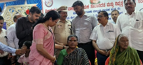  ಹೊಸಪೇಟೆಯ ವಾಲ್ಮೀಕಿ ಕಲ್ಯಾಣ ಮಂಟಪದಲ್ಲಿ ಶನಿವಾರ ಆರೋಗ್ಯ ತಪಾಸಣಾ ಶಿಬಿರ ನಡೆಯಿತು. ಉಪವಿಭಾಗಿಯಾಧಿಕಾರಿ ಪಿ.ವಿವೇಕಾನಂದ, ಡಿಎಚ್‌ಒ ಶಂಕರ್‌ನಾಯ್ಕ, ಡಿವೈಎಸ್ಪಿ ಡಾ.ಟಿ.ಮಂಜುನಾಥ ಇತರರಿದ್ದರು.