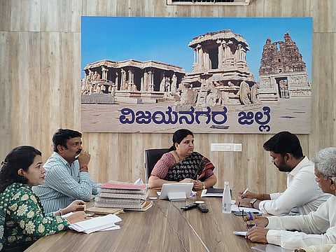 ಹೊಸಪೇಟೆಜಿಲ್ಲಾಧಿಕಾರಿ ಸಭಾಂಗಣದಲ್ಲಿ ಬುಧವಾರಜಿಲ್ಲಾಧಿಕಾರಿಕವಿತಾಎಸ್.ಮನ್ನಿಕೇರಿಕರ್ನಾಟಕಗಣಿ ಪರಿಸರ ಪುನಶ್ಚೇತನ ನಿಗಮ ಯೋಜನೆಯಡಿಗಣಿಭಾದಿತ ಪ್ರದೇಶಗಳ ಅಭಿವೃದ್ದಿ ಸಂಭAದಿಸಿದ ಸಭೆನಡೆಸಿದರು. ಸಭೆಯಲ್ಲಿ ಉಪವಿಭಾಗಾಧಿಕಾರಿಪಿ.ವಿವೇಕಾನಂದ, ಜಿಲ್ಲಾ ನಗರಾಭಿವೃದ್ದಿಯೋಜನಾ ನಿರ್ದೇಶಕ ಮನೋಹರ್, ತಹಸೀಲ್ದಾರ್ ಶೃತಿ ಎಂ.ಮಳಪ್ಪಗೌಡ್ರ, ನಗರಸಭೆ ಪೌರಾಯುಕ್ತ ಶಿವಕುಮಾರ್ ಇತರರಿದ್ದರು.