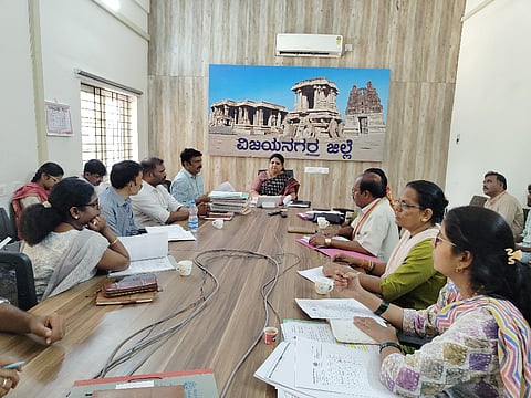 ಹೊಸಪೇಟೆಜಿಲ್ಲಾಧಿಕಾರಿಕಚೇರಿಯಲ್ಲಿ ಬುಧವಾರಜಿಲ್ಲಾಧಿಕಾರಿಕವಿತಾಎಸ್.ಮನ್ನಿಕೇರಿಜಿಲ್ಲಾ ಮಟ್ಟದ ಸಮನ್ವಯ ಸಮಿತಿಯ ಸಭೆ ನಡೆಸಿದರು. ಜಿಲ್ಲಾ ನಗರಾಭಿವೃದ್ಧಿ ಕೋಶ ಯೋಜನಾ ನಿರ್ದೇಶಕ ಮನೋಹರ್, ನಗರಸಭೆ ಪೌರಾಯುಕ್ತ ಶಿವಕುಮಾರ್, ಉಪವಿಭಾಗಾಧಿಕಾರಿಪಿ.ವಿವೇಕಾನಂದ, ತಹಸೀಲ್ದಾರ್ ಶೃತಿ.ಎಂ.ಮಳ್ಳಪ್ಪಗೌಡ್ರ್ ಇತರರಿದ್ದರು.