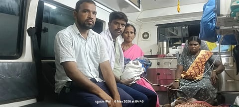 ಹಂಪಿನಕಟ್ಟಿ ಬಳಿ ಬುಧವಾರ ಆಂಬು ಲೆನ್ಸ್ ನಲ್ಲಿ ಶಕೀಲಾ ಜನ್ಮ ನೀಡದ ಅವಳಿ ಮಕ್ಕಳೊಂದಿಗೆ ತುರ್ತು ಆರೋಗ್ಯ ಸಿಬ್ಬಂದಿ ಜೆ.ಅನಿಲ್ ಕುಮಾರ್, ಆಶಾಕಾರ್ಯಕರ್ತೆ ಗಂಗಮ್ಮ, ವಾಹನ ಚಾಲಕ ಭಾಷ ಇದ್ದರು.