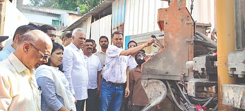 ಮಾಲೂರು ಶ್ರೀ ಮಾರಿಕಾಂಬಾ ದೇವಾಲಯ ಟ್ರಸ್ಟ್​ನಿಂದ ಉಚಿತವಾಗಿ ನಾಲ್ಕು ಕೊಳವೆ ಬಾವಿಯನ್ನು ಕೊರೆಯಲು ಜಿಲ್ಲಾಧಿಕಾರಿ ಎಂ.ಆರ್​.ರವಿಕುಮಾರ್​ ಭಾನುವಾರ ಚಾಲನೆ ನೀಡಿದರು. ಶಾಸಕ ಕೆ ವೈ ನಂಜೇಗೌಡ, ದೇವಾಲಯ ಟ್ರಸ್ಟ್​ ಅಧ್ಯಕ್ಷ ಪಿ.ವೆಂಕಟೇಶ್​,