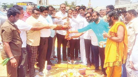 ಮುನಿರಾಬಾದ್ ಸಮೀಪದ ಹುಲಿಗಿಯ ಶ್ರೀ ಹುಲಿಗೆಮ್ಮ ದೇವಿ ದೇವಸ್ಥಾನ ಆವರಣದಲ್ಲಿ ಶೌಚಗೃಹ ನಿರ್ಮಾಣಕ್ಕೆ ಸಂಸದ ರಾಜಶೇಖರ್ ಹಿಟ್ನಾಳ ಭೂಮಿಪೂಜೆ ನೆರವೇರಿಸಿದರು. ದೇವಸ್ಥಾನ ಸಮಿತಿ ಕಾರ್ಯದರ್ಶಿ ಎಂ.ಎಚ್.ಪ್ರಕಾಶ್ ರಾವ್, ತಾಪಂ ಮಾಜಿ ಸದಸ್ಯ ಪಾಲಾಕ್ಷಪ್ಪ ಗುಂಗಾಡಿ ಇತರರಿದ್ದರು.