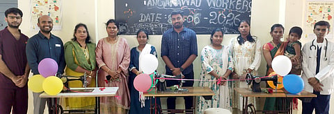 ಹೊಸಕೋಟೆಯ ಅಂಗನವಾಡಿ ಸಂಪನ್ಮೂಲ ಕೇಂದ್ರದಲ್ಲಿ ಹಮ್ಮಿಕೊಂಡಿದ್ದ ಅಂಗವಿಕಲ ಮಕ್ಕಳ ತಾಯಂದಿರಿಗೆ ಟೇಲರಿಂಗ್​ ತರಬೇತಿ ನೀಡುವ ಕಾರ್ಯಕ್ರಮದಲ್ಲಿ ಎಂವಿಜೆ ಆಸ್ಪತ್ರೆಯ ವೈದ್ಯರಾದ ಡಾ.ವಿನಯ್​, ಡಾ.ರಜತ್​, ಡಾ.ವೈಭವ್​, ನಿರ್ಮಲಾ, ವಿದ್ಯಾ ಸಂಸ್ಥೆಯ ಬೆಂಗಳೂರು ಗ್ರಾಮಾಂತರ ಜಿಲ್ಲಾ ಸಂಯೋಜನಾಧಿಕಾರಿ ಸುಷ್ಮಾ, ಟುಗೆಥೆರಿಕ್ಸ್​ನ ಸಂಯೋಜನಾಧಿಕಾರಿ ವರ್ಷಾ, ಪ್ರೇಮಾ ಇದ್ದರು.