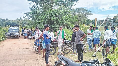 ಗುಂಡ್ಲುಪೇಟೆ ತಾಲೂಕಿನ ಕಲ್ಲಳ್ಳಿ ಸಮೀಪ ಮೇಕೆಯನ್ನು ಕೊಂದ ಹುಲಿ ಸೆರೆಗೆ ಒತ್ತಾಯಿಸಿ ಕೂಂಬಿಂಗ್ ನಡೆಸುತ್ತಿದ್ದ ಸ್ಥಳದಲ್ಲಿ ಜಮಾಯಿಸಿದ್ದ ಗ್ರಾಮಸ್ಥರು. 
