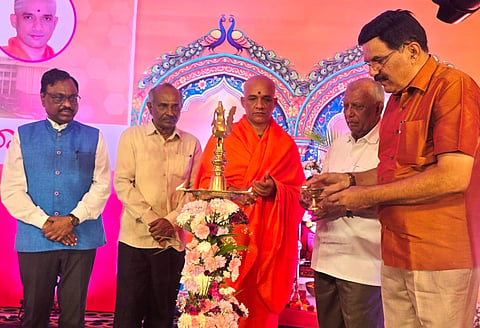 ನೆಲಮಂಗಲ ತಾಲೂಕಿನ ನಗರೂರಿನ ಬಿಜಿಎಸ್​ ಎಂಸಿಎಚ್​ ಆಸ್ಪತ್ರೆ ಆವರಣದಲ್ಲಿ ಹಮ್ಮಿಕೊಂಡಿದ್ದ ಸಂವಾದವನ್ನು ಶ್ರೀ ನಿರ್ಮಲಾನಂದನಾಥ ಸ್ವಾಮೀಜಿ ಉದ್ಘಾಟಿಸಿದರು. ಖ್ಯಾತ ವಾಗ್ಮಿ ಪ್ರೊ.ಎಂ ಕೃಷ್ಣೆಗೌಡ, ಡಾ. ಜೆ. ಶ್ರೀನಿವಾಸಮೂರ್ತಿ, ಡಾ.ಸಿ. ನಾಗಣ್ಣ, ಡಾ.ಜ.ನಾ ತೇಜಶ್ರೀಇತರರು ಇದ್ದರು.