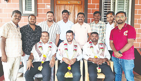 ಸರಗೂರು, ಕೋಟೆ ತಾಲೂಕು ವಿಶ್ವಕರ್ಮ ಯುವ ಬ್ರಿಗೇಡ್‌ಗೆ ಅವಿರೋಧ ಆಯ್ಕೆಯಾದ ನೂತನ ಪದಾಧಿಕಾರಿಗಳನ್ನು ಅಭಿನಂದಿಸಲಾಯಿತು.