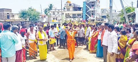 ಸರಗೂರು ಪಟ್ಟಣದ 3ನೇ ವಾರ್ಡ್ ವ್ಯಾಪ್ತಿಯ ಪೌರಕಾರ್ಮಿಕರ ಬೀದಿಯಲ್ಲಿ ಪಟ್ಟಲದಮ್ಮ ದೇವಿ ವಾರ್ಷಿಕೋತ್ಸವವನ್ನು ವಿಜೃಂಭಣೆಯಿಂದ ಆಚರಿಸಲಾಯಿತು.