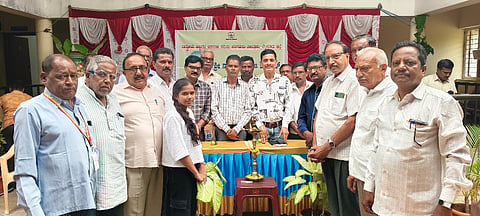 ಸರಗೂರಿನ ತಹಸೀಲ್ದಾರ್ ಕಚೇರಿಯಲ್ಲಿ ಹಮ್ಮಿಕೊಂಡಿದ್ದ ನಾಲ್ವಡಿ ಕೃಷ್ಣರಾಜ ಒಡೆಯರ್ ಜಯಂತಿ ಕಾರ್ಯಕ್ರಮವನ್ನು ಗಣ್ಯರು ಉದ್ಘಾಟಿಸಿದರು. ರಂಗನಾಥ್, ಪ್ರೇಮಕುಮಾರ್, ನಿಂಗರಾಜು, ಪರಶಿವಮೂರ್ತಿ, ಪ್ರಕಾಶ್, ಶ್ರೀನಿವಾಸ ಇತರರು ಇದ್ದರು. 