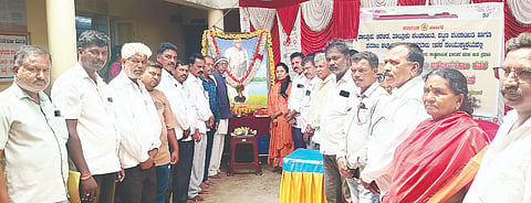 ಸರಗೂರಿನ ತಹಸೀಲ್ದಾರ್ ಕಚೇರಿ ಆವರಣದಲ್ಲಿ ಬಾಬು ಜಗಜೀವನರಾಮ್ ಅವರ ಪುಣ್ಯ ಸ್ಮರಣೆ ಹಿನ್ನೆಲೆಯಲ್ಲಿ ಅವರ ಭಾವಚಿತ್ರಕ್ಕೆ ಗಣ್ಯರು ಪುಷ್ಪಾರ್ಚನೆ ಮಾಡಿದರು. ಮೋಹನಕುಮಾರಿ, ಬೆಟ್ಟಸ್ವಾಮಿ, ತಿಮ್ಮಯ್ಯ, ವೆಂಕಟೇಶ್ ಮತ್ತಿತರರಿದ್ದರು.