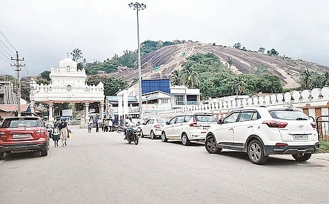 ಶ್ರವಣಬೆಳಗೊಳದಲ್ಲಿ ಪಾರ್ಕಿಂಗ್ ವ್ಯವಸ್ಥೆ ಇಲ್ಲದಿರುವುದರಿಂದ ಯಾತ್ರಾರ್ಥಿಗಳು ಹಾಗೂ ಪ್ರವಾಸಿಗರು ರಸ್ತೆ ಬದಿಯಲ್ಲೇ ವಾಹನಗಳನ್ನು ನಿಲ್ಲಿಸಿರುವುದು.