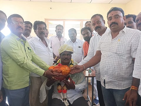 ಸೆ.9ರಂದು ಜಿಲ್ಲಾ ಕೇಂದ್ರದಲ್ಲಿ ಹಮ್ಮಿಕೊಂಡಿರುವ ಬೃಹತ್​ ಪ್ರತಿಭಟನೆಯ ಹಿನ್ನಲೆಯಲ್ಲಿ ಶಿಡ್ಲಟ್ಟದಲ್ಲಿ ಭಾನುವಾರ ಹಮ್ಮಿಕೊಂಡಿದ್ದ ಸಮುದಾಯದ ಮುಖಂಡರ ಪೂರ್ವಭಾವಿ ಸಭೆಯಲ್ಲಿ ಇತ್ತೀಚೆಗೆ ನಿವೃತ್ತಿಯಾದ ಪಿಎಸ್​ಐ ವೇಣುಗೋಪಾಲ್​ ಅವರನ್ನು ಸನ್ಮಾನಿಸಲಾಯಿತು.ರಾಜ್ಯ ಮಡಿವಾಳರ ಸಂದ ಉಪಾಧ್ಯಕ್ಷ ಆರ್​.ವಿ.ರಾಜಣ್ಣ, ಖಜಾಂಚಿ ಆರ್​.ಮಂಜುನಾಥ್​, ಕಾರ್ಯಾಧ್ಯಕ್ಷ ವಿ.ಸೋಮಶೇಖರ್​, ಜಿಲ್ಲಾಧ್ಯಕ್ಷ ಗಿರೀಶ್​, ಗೌರವಾಧ್ಯಕ್ಷ ವೇಣುಗೋಪಾಲ್​ ಇದ್ದರು.
