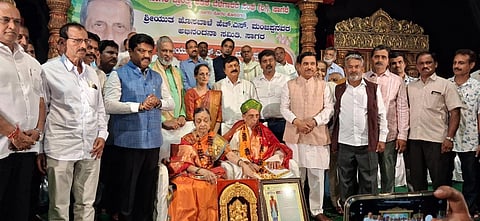 ಸಾಗರದ ಲಾಲ್​ ಬಹದ್ದೂರ್​ ಕಾಲೇಜಿನ ದೇವರಾಜ್​ ಅರಸು ಕಲಾಮಂದಿರದಲ್ಲಿ ಆಯೋಜಿಸಿದ್ದ ಕಾರ್ಯಕ್ರಮದಲ್ಲಿ ಎಚ್​.ಎಸ್​.ಮಂಜಪ್ಪ ಹೊಸಬಾಳೆ ದಂಪತಿಗೆ ಸನ್ಮಾನಿಸಲಾಯಿತು. ಪ್ರಲ್ಹಾದ ಜೋಶಿ, ಬಿ.ವೈ.ರಾವೇಂದ್ರ, ವಿಶ್ವೇಶ್ವರ ಹೆಗಡೆ ಕಾಗೇರಿ, ಚನ್ನಬಸಪ್ಪ, ಡಿ.ಎಸ್​.ಅರುಣ್​, ಬಿ.ಆರ್​.ಜಯಂತ್​, ವ.ಶಂ.ರಾಮಚಂದ್ರಭಟ್​, ಪ್ರಸನ್ನ ಕೆರೆಕೈ, ಕೆ.ಎಂ.ಸೂರ್ಯನಾರಾಯಣ ಇತರರಿದ್ದರು. 