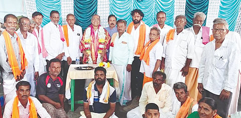 ಸಿರಗುಪ್ಪ ಪ್ಯಾಟೆ ಆಂಜನೇಯ ದೇವಸ್ಥಾನದಲ್ಲಿ ಕರ್ನಾಟಕ ರಾಜ್ಯ ಅರ್ಚಕರ ಸಂಘದ (ಮುಜರಾಯಿ ಇಲಾಖೆ) ಸಮಾರಂಭದಲ್ಲಿ ಸಂಘದ ಅಧ್ಯಕ್ಷ ಸಿ.ರಂಗರಾಜನ್ ಅವರನ್ನು ಸನ್ಮಾನಿಸಲಾಯಿತು.