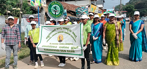 ಸೋಮವಾರಪೇಟೆ ಜ್ಞಾನವಿಕಾಸ ಆಂಗ್ಲ ಮಾಧ್ಯಮ ಶಾಲೆಯ ಕಾನನವಾಸಿ ಇಕೋ ಕ್ಲಬ್ ವತಿಯಿಂದ ಹಮ್ಮಿಕೊಂಡಿದ್ದ ಸ್ವಚ್ಛತಾ ಆಂದೋಲನದಲ್ಲಿ ವಿದ್ಯಾರ್ಥಿಗಳು ಸ್ವಚ್ಛತೆಯ ಅರಿವು ಮೂಡಿಸಿದರು.  ಮುಖ್ಯ ಶಿಕ್ಷಕಿ ಎಂ.ಜೆ. ಅಣ್ಣಮ್ಮ, ಚೌಡ್ಲು ಗ್ರಾಮ ಪಂಚಾಯಿತಿ ಸದಸ್ಯ ಮಹೇಶ್ ತಿಮ್ಮಯ್ಯ, ಶಿಕ್ಷಕರಾದ ಲತಾ, ಪೂಜಾ ಇದ್ದರು. 
