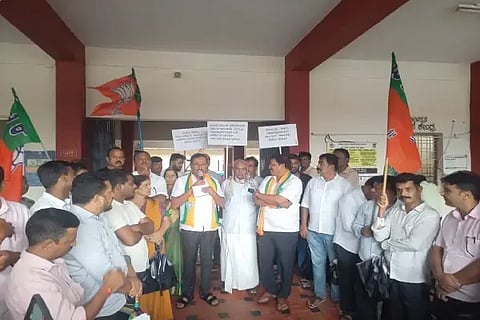ತೀರ್ಥಹಳ್ಳಿಯಲ್ಲಿ ರಾಜ್ಯ ಸರ್ಕಾರದ ಕಾರ್ಯವೈಖರಿ ವಿರುದ್ಧ ವಿರುದ್ಧ ಬಿಜೆಪಿ ನಡೆಸಿದ ಪ್ರತಿಭಟನೆಯಲ್ಲಿ ಹೆದ್ದೂರು ನವೀನ್ ಮಾತನಾಡಿದರು. ಪ್ರಶಾಂತ್ ಕುಕ್ಕೆ, ಬೇಗುವಳ್ಳಿ ಕವಿರಾಜ್, ಸೋಮಶೇಖರ್, ಶಂಕರನಾರಾಯಣ ಐತಾಳ್, ರಕ್ಷಿತ್, ಸುಧಾಕರ ಇತರರಿದ್ದರು.