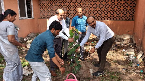 ಬಳ್ಳಾರಿಯ ಡಿಎಚ್‌ಒ ಕಚೇರಿ ಆವರಣದಲ್ಲಿ ವಿಶ್ವ ಪರಿಸರ ದಿನಾಚರಣೆ ಅಂಗವಾಗಿ ಡಿಎಚ್‌ಒ ಡಾ.ವೈ.ರಮೇಶಬಾಬು ಸಸಿ ನೆಟ್ಟರು. ಜಿಲ್ಲಾ ಸರ್ಜನ್ ಡಾ.ಎನ್.ಬಸರೆಡ್ಡಿ, ವೈದ್ಯಾಧಿಕಾರಿಗಳಾದ ಡಾ.ಆರ್.ಅಬ್ದುಲ್ಲಾ, ಡಾ.ವೀರೇಂದ್ರ ಕುಮಾರ್, ಡಾ.ನರಸಿಂಹ ಮೂರ್ತಿ, ಡಾ.ಭಾರತಿ ಇತರರಿದ್ದರು. ===