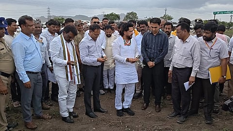 ಬಳ್ಳಾರಿಯ ಹಲಕುಂದಿ ಗ್ರಾಮದಲ್ಲಿ ಮಳೆ ಕೊರತೆಯಿಂದ ತೊಗರಿ ಬೆಳೆ ಹಾಳಾದ ಬಗ್ಗೆ ಸಚಿವ ಬಿ.ನಾಗೇಂದ್ರ ಮಾಹಿತಿ ಪಡೆದರು. ಡಿಸಿ ಕೆ.ನಾಗೇಂದ್ರ  ಪ್ರಸಾದ್, ಕೃಷಿ ಇಲಾಖೆ ಜಂಟಿ ನಿರ್ದೇಶಕ ಕೆ.ಸೋಮಸುಂದರ್, ಜಿಪಂ ಸಿಇಒ ಮಹಮ್ಮದ್ ಹ್ಯಾರಿಸ್ ಸುಮೈರ್, ಲಿಡ್ಕರ್ ಅಧ್ಯಕ್ಷ ಮುಂಡರಗಿ ನಾಗರಾಜ, ಕಾಂಗ್ರೆಸ್ ಜಿಲ್ಲಾಧ್ಯಕ್ಷ ಅಲ್ಲಂ ಪ್ರಶಾಂತ್, ಮುಖಂಡ ಎಚ್.ತಿಮ್ಮನಗೌಡ ಇದ್ದರು.