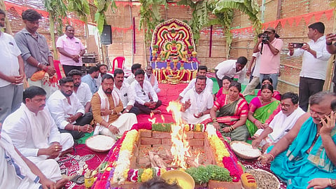 ಬಳ್ಳಾರಿಯ ಕನಕದುರ್ಗಮ್ಮ ದೇವಸ್ಥಾನದಲ್ಲಿ ಮಾಜಿ ಸಚಿವ ಬಿ.ನಾಗೇಂದ್ರ ಬೆಂಬಲಿಗರು ಹಾಗೂ ಮುಖಂಡರು ಮಳೆಗಾಗಿ ಹೋಮ ಸುಡಿಸಿದರು. ಮೇಯರ್ ಪಿ.ಗಾದೆಪ್ಪ, ಮುಖಂಡರಾದ ಬಿ.ವೆಂಕಟೇಶ್ ಪ್ರಸಾದ್, ವೀರೇಶ್, ನಾಗರಾಜ, ಅನುಮೇಶಿ ಇತರರಿದ್ದರು. ===