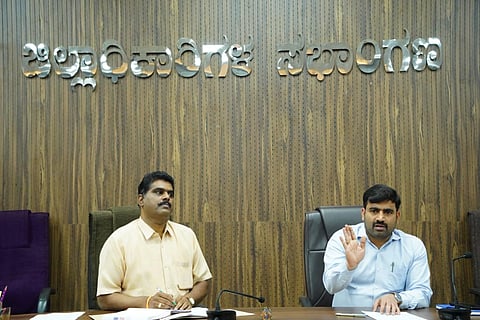 ಬಳ್ಳಾರಿಯ ಡಿಸಿ ಕಚೇರಿ ಸಭಾಂಗಣದಲ್ಲಿ ಆಯೋಜಿಸಿದ್ದ ಪೂರ್ವಭಾವಿ ಸಭೆಯಲ್ಲಿ ಎಡಿ ರಾಜೇಶ್ ಎಚ್.ಡಿ. ಮಾತನಾಡಿದರು, ಕನ್ನಡ ಮತ್ತು ಸಂಸ್ಕೃತಿ ಇಲಾಖೆಯ ಸಹಾಯಕ ನಿರ್ದೇಶಕ ಬಿ.ನಾಗರಾಜ ಇದ್ದರು.