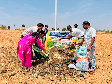ಸಂಡೂರು ತಾಲೂಕಿನ ಮಟ್ಟಜನಹಳ್ಳಿ ಗ್ರಾಮದಲ್ಲಿ  ಜಿಪ್ಸಮ್ ಮತ್ತು ಸೂಕ್ಷ್ಮಪೋಷಕಾಂಶಗಳನ್ನು ಜಮೀನಿನಲ್ಲಿ ಬಳಸುವ ಕುರಿತು ಹಿರಿಯ ವಿಜ್ಞಾನಿ ಡಾ.ಎಂ.ಎನ್.ರಮೇಶ್ ಅವರು ಪ್ರಾತ್ಯಕ್ಷಿಕೆ ನೀಡಲಾಯಿತು. ವಿಜ್ಞಾನಿಗಳಾದ ಡಾ.ಮಹಿಪಾಲ್ ಚೌಧರಿ, ಡಾ.ರವಿ ಡುಪಾಲ್ಡ್, ಡಾ.ಕವಿತಾ ಪಿ.ಜಣಧವ್ ಇತರರಿದ್ದರು.