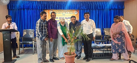 ಬಳ್ಳಾರಿಯ ಎಸ್‌ಎಸ್‌ಎ ಕಾಲೇಜಿನಲ್ಲಿ ಆಯೋಜಿಸಿದ್ದ  ಭಾರತದ ಕೃಷಿ ಬಿಕ್ಕಟ್ಟು  ಕುರಿತು ವಿಶೇಷ ಉಪನ್ಯಾಸ ಕಾರ್ಯಕ್ರಮವನ್ನು ರಾಜ್ಯ ರೈತ ಸಂಘದ ರಾಜ್ಯಾಧ್ಯಕ್ಷ ಕರೂರು ಮಾಧವರೆಡ್ಡಿ ಉದ್ಘಾಟಿಸಿದರು. ಪ್ರಾಂಶುಪಾಲ ಡಾ. ಪ್ರಹ್ಲಾದ್ ಚೌದ್ರಿ, ಪ್ರೊ. ದಸ್ತಗೀರಸಾಬ್ ದಿನ್ನಿ,ಅರ್ಥಶಾಸ್ತ್ರ ವಿಭಾಗದ ಮುಖ್ಯಸ್ಥ ಡಾ. ಹುಚ್ಚೂಸಾಬ್, ಪ್ರೊ.ಗಂಟೆಪ್ಪ ಶೆಟ್ಟಿ, ಅತಿಥಿ ಉಪನ್ಯಾಸಕರಾದ ಓಬಣ್ಣ, ಜಯಶೀಲ,ಅರ್ಜುನ್ ಇದ್ದರು.