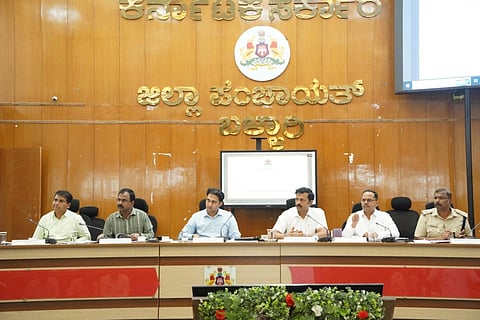 ಬಳ್ಳಾರಿಯ ಜಿಪಂ ಸಭಾಂಗಣದಲ್ಲಿ ಜಿಲ್ಲಾಮಟ್ಟದ ಪ್ರಗತಿ ಪರಿಶೀಲನಾ ಸಭೆ ನಡೆಯಿತು. ಜಿಲ್ಲಾ ಉಸ್ತುವಾರಿ ಕಾರ್ಯದರ್ಶಿ ಡಾ.ಕೆ.ವಿ. ತ್ರಿಲೋಕಚಂದ್ರ, ಡಿಸಿ ಕೆ.ನಾಗೇಂದ್ರ ಪ್ರಸಾದ್, ವಲಯ ಉಪ ಅರಣ್ಯ ಸಂರಕ್ಷಣಾಧಿಕಾರಿ ಡಾ.ಕೆ.ಎನ್.ಬಸವರಾಜ್, ಎಡಿಸಿ ಮಹಮ್ಮದ್ ಎನ್.ಜುಬೇರ್, ಎಎಸ್ಪಿ ನವೀನ್ ಕುಮಾರ್, ಪಾಲಿಕೆ ಆಯುಕ್ತ ಪಿ.ಎಸ್.ಮಂಜುನಾಥ ಇದ್ದರು.