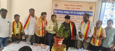 ಬಳ್ಳಾರಿಯ ಸನ್ಮಾರ್ಗ ಗೆಳೆಯರ ಬಳಗದ ಸಭಾಭವನದಲ್ಲಿ ಆಯೋಜಿಸಿದ್ದ ಕನ್ನಡ ಸಾಹಿತ್ಯ ಪರಿಷತ್‌ನ 112ನೇ ವರ್ಷದ ಸಂಸ್ಥಾಪನಾ ದಿನಾಚರಣೆ ಕಾರ್ಯಕ್ರಮವನ್ನು ಸನ್ಮಾರ್ಗ ಗೆಳೆಯರ ಬಳಗದ ಅಧ್ಯಕ್ಷ ಎಚ್.ಲಕ್ಷ್ಮೀಕಾಂತರೆಡ್ಡಿ ಉದ್ಘಾಟಿಸಿದರು. ಪ್ರೊ.ಡಾ.ತಿಪ್ಪೇರುದ್ರ, ಕಸಾಪ ಕಾರ್ಯದರ್ಶಿ ಡಾ.ಶಿವಲಿಂಗಪ್ಪ ಹಂದಿಹಾಳು, ಕಥೆಗಾರ ವೀರೇಂದ್ರ ರಾವಿಹಾಳ್, ಚಿತ್ರ ಕಲಾವಿದರಾದ ಮಂಜುನಾಥ ಗೋವಿಂದವಾಡ, ಎಂ ರಫೀ ಇತರರಿದ್ದರು.