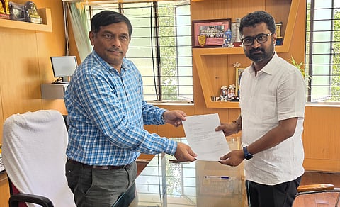 ಬಳ್ಳಾರಿಯ ವಿಎಸ್‌ಕೆ ವಿವಿಯಲ್ಲಿ ನೂತನವಾಗಿ ಸಿಂಡಿಕೇಟ್ ಸದಸ್ಯರಾಗಿ ನಾಮನಿರ್ದೇಶಿತಗೊಂಡ ಎಸ್.ಆರ್.ಶರಣ ಕುಮಾರ್ ಅವರಿಗೆ ಕುಲಸಚಿವ ವಿ.ಲೋಕೇಶ್ ಆದೇಶ ಪತ್ರ ವಿತರಿಸಿದರು.