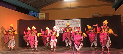 ಸಿರಿಗೇರಿ ಗ್ರಾಮದಲ್ಲಿ ನಡೆದ ಜಾನಪದ ಜಾಗರಣೆಯ ಸಾಂಸ್ಕೃತಿಕ ಕಾರ್ಯಕ್ರಮದಲ್ಲಿ ಮಕ್ಕಳು ಡೊಳ್ಳು ಬಾರಿಸಿದರು.