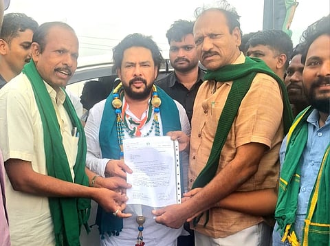 ಬಳ್ಳಾರಿ ತಾಲೂಕಿನ ಚೆಳ್ಳಗುರ್ಕಿ ಗ್ರಾಮದಲ್ಲಿ ತುಂಗಭದ್ರಾ ಜಲಾಶಯದ ನೀರಾವರಿ ಸಲಹಾ ಸಮಿತಿ ಸಭೆ ಕರೆಯುವಂತೆ ಸಚಿವ ಬಿ.ನಾಗೇಂದ್ರ ಅವರಿಗೆ ಮನವಿ ಸಲ್ಲಿಸಲಾಯಿತು. ತುಂಗಭದ್ರಾ  ರೈತ ಸಂಘದ ಅಧ್ಯಕ್ಷ ಡಾ.ಪುರುಷೋತ್ತಮಗೌಡ, ಪದಾಧಿಕಾರಿಗಳಾದ ಜಾಲಿಹಾಳ್ ಶ್ರೀಧರ್, ವೀರಭದ್ರ ನಾಯಕ, ಶಿವಯ್ಯ ಇತರರಿದ್ದರು.