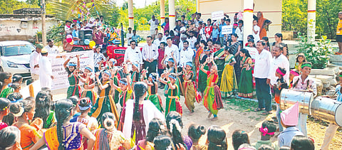 ಯರಗೋಳ ಬಳಿಯ ಅಲ್ಲಿಪುರ ಗ್ರಾಮದ ಸರ್ಕಾರಿ ಹಿರಿಯ ಪ್ರಾಥಮಿಕ ಶಾಲೆ ಹಾಗೂ ಕಲಿಕೆ ಟಾಟಾ ಸ್ಟ್ರಸ್ಟ್​ನಿಂದ ಮಕ್ಕಳ ದಾಖಲಾತಿ ಆಂದೋಲನಕ್ಕೆ ಚಾಲನೆ ನೀಡಲಾಯಿತು. ಸಂಪನ್ಮೂಲ ವ್ಯಕ್ತಿ ಬಂಗಾರೆಪ್ಪ, ಮಹಾಂತೇಶ, ಆಶಪ್ಪ, ಜಗದೀಶ, ದೇವಿಂದ್ರಪ್ಪ ಈಟಿ, ಶರಣಬಸ್ಸಪ್ಪ ಪಾಕರೆಡ್ಡಿ, ಚಂದ್ರಕಲಾ, ಮಂಜುನಾಥ ಇತರರಿದ್ದರು.