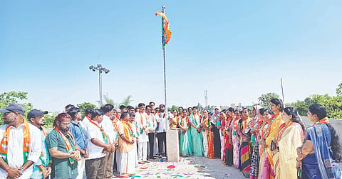 ಗಂಗಾವತಿ ಬಿಜೆಪಿ ಕಚೇರಿಯಲ್ಲಿ ವಿವಿಧ ಮೋರ್ಚಾದಿಂದ ಪಕ್ಷ ಸಂಸ್ಥಾಪನಾ ದಿನ ನಿಮಿತ್ತ ಪಕ್ಷದ ಧ್ವಜಾರೋಹಣ ಸೋಮವಾರ ನೆರವೇರಿಸಲಾಯಿತು. ಬಿಜೆಪಿ ಜಿಲ್ಲಾ ಮಾಜಿ ಅಧ್ಯಕ್ಷ ಸಿಂಗನಾಳ ವಿರೂಪಾಕ್ಷಪ್ಪ, ಕಾಡಾ ಮಾಜಿ ಅಧ್ಯಕ್ಷ ಎಚ್.ಎಸ್.ಗಿರೇಗೌಡ ಇತರರಿದ್ದರು.
