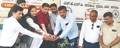 ಗಂಗಾವತಿಯಲ್ಲಿ ಹದಿಹರೆಯದವರ ಆರೋಗ್ಯ ಸಮಸ್ಯೆ ಮತ್ತು ಪರಿಹಾರ ಕುರಿತ ಜಾಗೃತಿ ಕಾರ್ಯಾಗಾರವನ್ನು ಕಾಲೇಜು ಅಭಿವೃದ್ಧಿ ಸಮಿತಿ ಉಪಾಧ್ಯಕ್ಷ ವೀರೇಶ ಬಲ್ಕುಂದಿ ಬುಧವಾರ ಉದ್ಘಾಟಿಸಿದರು. ಬೆಂಗಳೂರಿನ ಸೇಂಟ್ ಜಾನ್ಸ್ ಆಸ್ಪತ್ರೆಯ ತಜ್ಞ ವೈದ್ಯ ಡಾ. ಸುರೇಶ ಬಿರಾದಾರ್, ಹಾಸನದ ವೈದ್ಯೆ ಡಾ. ಶಿಫಾಲಿ, ಪ್ರಾಚಾರ್ಯ ಡಾ. ಶಿವರಾಜ ಗುರಿಕಾರ್ ಇತರರಿದ್ದರು.