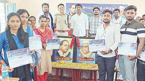 ಗಂಗಾವತಿ ಬಾಲಕರ ಸ.ಪ.ಪೂ.ಕಾಲೇಜಿನಲ್ಲಿ ಡಾ.ಅಂಬೇಡ್ಕರ್ ಮತ್ತು ಡಾ.ಬಾಬು ಜಗಜೀವನರಾಮ್ ಜಯಂತಿ ನಿಮಿತ್ತ ದಲಿತ ಸೇನೆ ಜಿಲ್ಲಾ ಘಟಕ ಹಮ್ಮಿಕೊಂಡಿದ್ದ ಜಿಲ್ಲಾಮಟ್ಟದ ಸ್ಪರ್ಧಾತ್ಮಕ ಪರೀಕ್ಷೆಯಲ್ಲಿ ವಿಜೇತರಾದವರಿಗೆ ಪ್ರಮಾಣ ಪತ್ರ ವಿತರಿಸಲಾಯಿತು. ಡಿವೈಎಸ್ಪಿ ಜೆ.ಎಸ್.ನ್ಯಾಮಗೌಡರ್, ದಲಿತ ಸೇನೆ ಜಿಲ್ಲಾಧ್ಯಕ್ಷ ಉಡುಚಪ್ಪ ನಾಯಕ, ಗ್ರಂಥಪಾಲಕ ರಮೇಶ ಗಬ್ಬೂರ್ ಇತರರಿದ್ದರು.