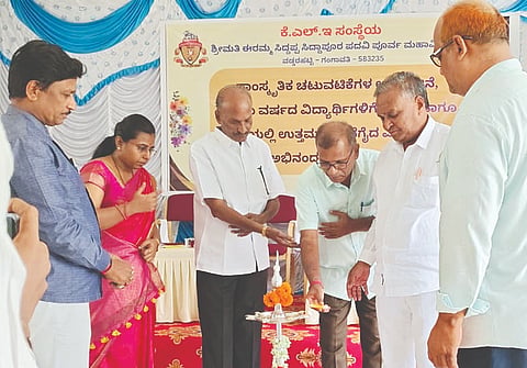 ವಡ್ಡರಹಟ್ಟಿಯ ಕೆಎಲ್‌ಇ ಪಿಯು ಕಾಲೇಜಿನಲ್ಲಿ ಪ್ರಸಕ್ತ ಸಾಲಿನ ಸಾಂಸ್ಕೃತಿಕ ಮತ್ತು ಕ್ರೀಡಾ ಚಟುವಟಿಕೆಗಳ ಕಾರ್ಯಕ್ರಮವನ್ನು ಕಲಬುರಗಿಯ ನಿವೃತ್ತ ಬಿಇಒ ಜಿ.ಎಂ.ವಿಜಯಕುಮಾರ ಉದ್ಘಾಟಿಸಿದರು. ಮಾಜಿ ಶಾಸಕ ಪರಣ್ಣ ಮುನವಳ್ಳಿ, ಸ್ಥಾನಿಕ ಆಡಳಿತ ಮಂಡಳಿ ಕಾರ್ಯಾಧ್ಯಕ್ಷ ಗಿರಿಯಪ್ಪ ಹೊಸ್ಕೇರಿ, ಪ್ರಾಚಾರ್ಯೆ ಡಾ.ಡಿ.ಎ.ಮಾನಸಾ ಇತರರಿದ್ದರು.