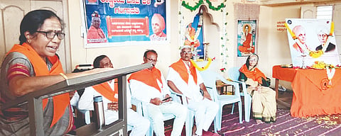 ಗಂಗಾವತಿಯಲ್ಲಿ ರಾಷ್ಟ್ರೀಯ ಬಸವ ದಳ ಹಮ್ಮಿಕೊಂಡಿದ್ದ .ಗು.ಹಳಕಟ್ಟಿ ಮತ್ತು ಲಿಂಗಾನಂದ ಶರಣರ ಸ್ಮರಣೋತ್ಸವದಲ್ಲಿ ಶರಣ ಚಿಂತಕಿ ಡಾ.ಗಂಗಮ್ಮ ಸತ್ಯಂಪೇಟೆ ಮಾತನಾಡಿದರು. ಉಪನ್ಯಾಸಕ ಬಸವ ಪ್ರಸಾದ ಕಟಗಿಹಳ್ಳಿ, ಪ್ರಮುಖರಾದ ಸಿದ್ದರಾಮಪ್ಪ ಪಾಟೀಲ, ಸರಿಗಮ ಹನುಮಂತಪ್ಪ, ಬಿ.ಲಲಿತಮ್ಮ ಬನ್ನಿಕೊಪ್ಪ ಇತರರಿದ್ದರು.