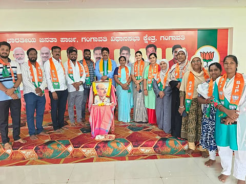 ಗಂಗಾವತಿ ಬಿಜೆಪಿ ಕಚೇರಿಯಲ್ಲಿ ಡಾ.ಶ್ಯಾಮಾಪ್ರಸಾದ ಮುಖರ್ಜಿ ಜನ್ಮದಿನ ಆಚರಿಸಲಾಯಿತು. ಬಿಜೆಪಿ ಜಿಲ್ಲಾ ಉಪಾಧ್ಯಕ್ಷ ಮನೋಹರಗೌಡ ಹೇರೂರು, ಬಿಎಲ್‌ಎ1 ವೀರೇಶ ಬಲ್ಕುಂದಿ, ಪಕ್ಷದ ಜಿಲ್ಲಾ ಕಚೇರಿ ಕಾರ್ಯದರ್ಶಿ ಶ್ರೀನಿವಾಸ ಧೂಳಾ, ವಿವಿಧ ಮೋರ್ಚಾ ಪದಾಧಿಕಾರಿಗಳಾದ ರಮೇಶ ಹೊಸ್ಮಲಿ, ಭಾರತಿ ಆಗಲೂರು, ಮಾಲಾನಾಯ್ಕರ್ ಇತರರಿದ್ದರು.
