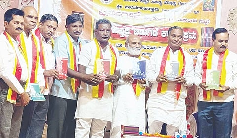 ಗಂಗಾವತಿಯಲ್ಲಿ ಕಸಾಪ ತಾಲೂಕು ಘಟಕ ಹಮ್ಮಿಕೊಂಡಿದ್ದ ಪತ್ರಕರ್ತ ರಾಯಚೂರಿನ ಬಸವರಾಜಸ್ವಾಮಿ ರಚಿಸಿರುವ ಬಸವಗೀತೆ ಸಂಪುಟಗಳ ಗುಚ್ಛವನ್ನು ಮಾಜಿ ಶಾಸಕ ಪರಣ್ಣ ಮುನವಳ್ಳಿ ಭಾನುವಾರ ಬಿಡುಗಡೆಗೊಳಿಸಿದರು. ಕಸಾಪ ಜಿಲ್ಲಾಧ್ಯಕ್ಷ ಶರಣೇಗೌಡ ಪೊ.ಪಾಟೀಲ್, ತಾಲೂಕಾಧ್ಯಕ್ಷ ಎಂ.ರುದ್ರೇಶ ಆರಾಳ್ ಇತರರಿದ್ದರು.