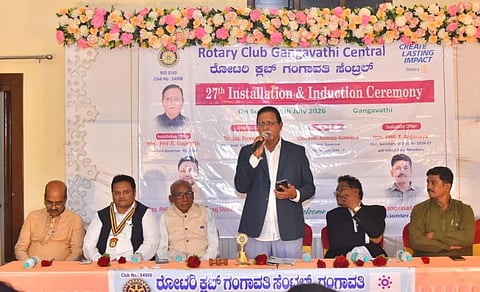 ಗಂಗಾವತಿಯಲ್ಲಿ ರೋಟರಿ ಕ್ಲಬ್ ತಾಲೂಕು ಘಟಕದಿಂದ ಹಮ್ಮಿಕೊಂಡಿದ್ದ ನೂತನ ಪದಾಧಿಕಾರಿಗಳ ಪದಗ್ರಹಣ ಕಾರ್ಯಕ್ರಮದಲ್ಲಿ ಹೊಸಪೇಟೆ ಕ್ಲಬ್ ಮಾಜಿ ಜಿಲ್ಲಾ ಸಭಾಪಾಲಕ ಆರ್. ಗೋಪಿನಾಥ ಭಾನುವಾರ ಮಾತನಾಡಿದರು. ಜಿಲ್ಲಾ ಕಾರ್ಯದರ್ಶಿ ಟಿ.ಆಂಜನೇಯ, ತಾಲೂಕಾಧ್ಯಕ್ಷ ಎಂ.ಗುರುರಾಜ್ ಇತರರಿದ್ದರು.