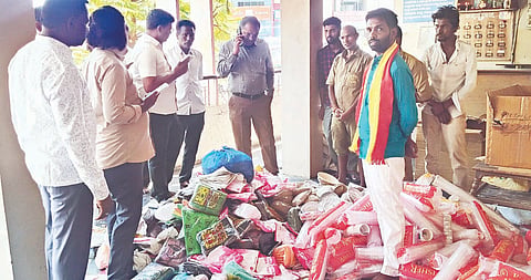 ಗಂಗಾವತಿ ಗಾಂಧಿ ವೃತ್ತದ ಬಳಿಯ ಲಾಡ್ಜ್‌ವೊಂದರಲ್ಲಿ ಸಂಗ್ರಹಿಸಿಟ್ಟಿದ್ದ ಅಪಾರ ಪ್ರಮಾಣದ ಪ್ಲಾಸ್ಟಿಕ್ ಪ್ರೇರಿತ ವಸ್ತುಗಳನ್ನು ನಗರಸಭೆ ಅಧಿಕಾರಿಗಳ ತಂಡ ಸೋಮವಾರ ವಶಪಡಿಸಿಕೊಂಡಿರುವುದು. ಪರಿಸರ ಇಂಜಿನಿಯರ್ ಶರಣಪ್ಪ, ಆರೋಗ್ಯ ನಿರೀಕ್ಷಕ ಎ.ನಾಗರಾಜ್, ಪಿಎಸೈ ನಾಗರಾಜ್ ಇತರರಿದ್ದರು.