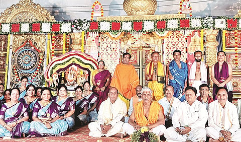 ಗಂಗಾವತಿ ಶ್ರೀ ಸತ್ಯನಾರಾಯಣ ದೇವಾಲಯ ಆವರಣದಲ್ಲಿ ಲೋಕಕಲ್ಯಾಣಾರ್ಥ ಹುಬ್ಬಳ್ಳಿಯ ಮಧ್ವಭಾರತಿ ವೃಂದದಿಂದ ಶ್ರೀ ಶ್ರೀನಿವಾಸ ಕಲ್ಯಾಣೋತ್ಸವ ಶನಿವಾರ ಜರುಗಿತು.