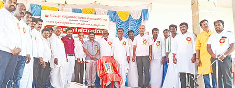 ಕೆಂಭಾವಿ ಸಮೀಪ ಗೌಡಗೇರಿ ಗ್ರಾಮದ ಪಿಎಂಶ್ರೀ ಉನ್ನತಿಕರಿಸಿದ ಸರ್ಕಾರಿ ಪ್ರೌಢಶಾಲೆಯಲ್ಲಿ ಇತ್ತೀಚೆಗೆ ನಡೆದ ವಾರ್ಷಿಕ ಸ್ನೇಹ ಸಮ್ಮೇಳನವನ್ನು ತಾಲೂಕು ಕಸಾಪ ಅಧ್ಯಕ್ಷ ಶರಣಬಸಪ್ಪ ಯಾಳವಾರ ಉದ್ಘಾಟಿಸಿದರು. ಮುಖ್ಯಗುರು ಡಿ.ಡಿ.ರಾಂಪೂರ, ಮಲ್ಲಿಕಾರ್ಜುನ ಕುಲಕರ್ಣಿ, ರಾಮಣ್ಣ ಗುರಿಕಾರ, ಶರಣಗೌಡ, ಮಲ್ಲನಗೌಡ ಪೊಲೀಸ್​ ಇದ್ದರು.