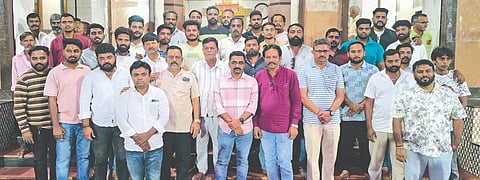 ಕಲಘಟಗಿ ಪಟ್ಟಣದ ಗ್ರಾಮದೇವಿ ದೇವಸ್ಥಾನದ ಮುಂಭಾಗದಲ್ಲಿ ಶುಕ್ರವಾರ ದೇವಸ್ಥಾನದ ಟ್ರಸ್ಟ್ ಕಮಿಟಿ ಹಾಗೂ ಜಾತ್ರಾ ಉತ್ಸವ ಸಮಿತಿಯ ಸರ್ವ ಸದಸ್ಯರು.