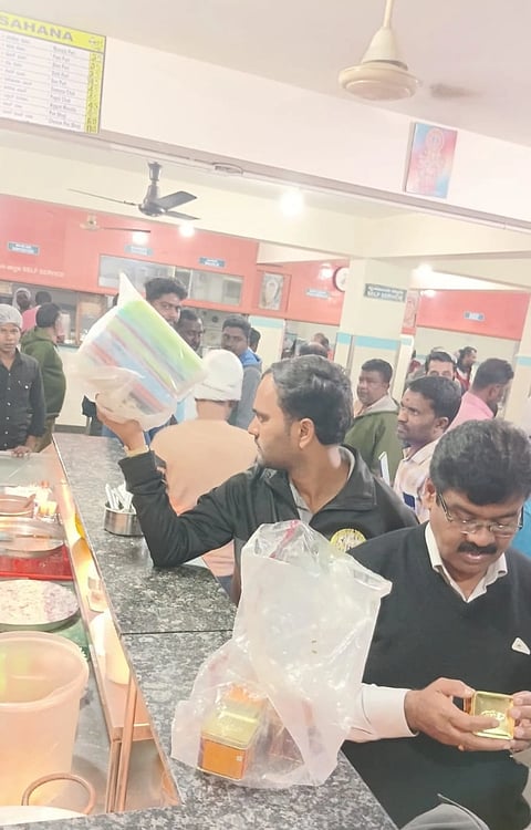 ಚಿತ್ರ ೦೬ ಕೆ.ಎಲ್.ಆರ್. ೦೨ : ಶುಕ್ರವಾರ ರಾತ್ರಿ ನಗರಸಭೆ ವತಿಯಿಂದ ನಗರದಲ್ಲಿ ಹೋಟೆಲ್‌ಗಳ ಮೇಲೆ ದಾಳಿ ನಡೆಸಿದ ಅಧಿಕಾರಿಗಳು 