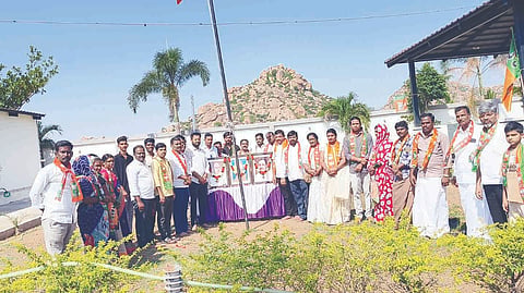 ಕುರುಗೋಡಿನ ಬಿಜೆಪಿ ಕಚೇರಿಯಲ್ಲಿ ಪಕ್ಷದ ಸಂಸ್ಥಾಪನಾ ದಿನ ಆಚರಿಸಲಾಯಿತು.