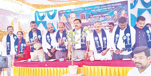 ತಿ.ನರಸೀಪುರ ತಾಲೂಕು ತಲಕಾಡು ವಿನಾಯಕ ನಗರದ ಅಂಬೇಡ್ಕರ್ ಕಾಲನಿಯಲ್ಲಿ ಅಂಬೇಡ್ಕರ್ ಜಯಂತಿ ಹಾಗೂ ಬುದ್ಧ ಪೂರ್ಣಿಮ ದಿನದ ಅಂಗವಾಗಿ ಆಯೋಜಿಸಿದ್ದ ನಮ್ಮ ನಡೆ ಜ್ಞಾನದ ಕಡೆ ಕಾರ್ಯಕ್ರಮದ ಸಮಾರೋಪ ಸಮಾರಂಭದಲ್ಲಿ ಎಚ್.ಕೆ.ಮಹಾನಂದ, ಪ್ರೊ.ಟಿ.ಎಸ್.ಜಗದೀಶ್ ಕುಮಾರ್, ಡಾ.ಜಗನ್ನಾಥ್, ಜಯಶೀಲ, ಧನಂಜಯ, ಟಿ.ಎಸ್.ಬಸವಣ್ಣ ಸ್ವಾಮಿ ಇದ್ದರು.